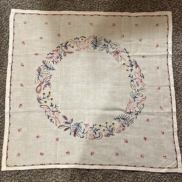 Antique linen embroidered table cloth - Picture 4 of 4